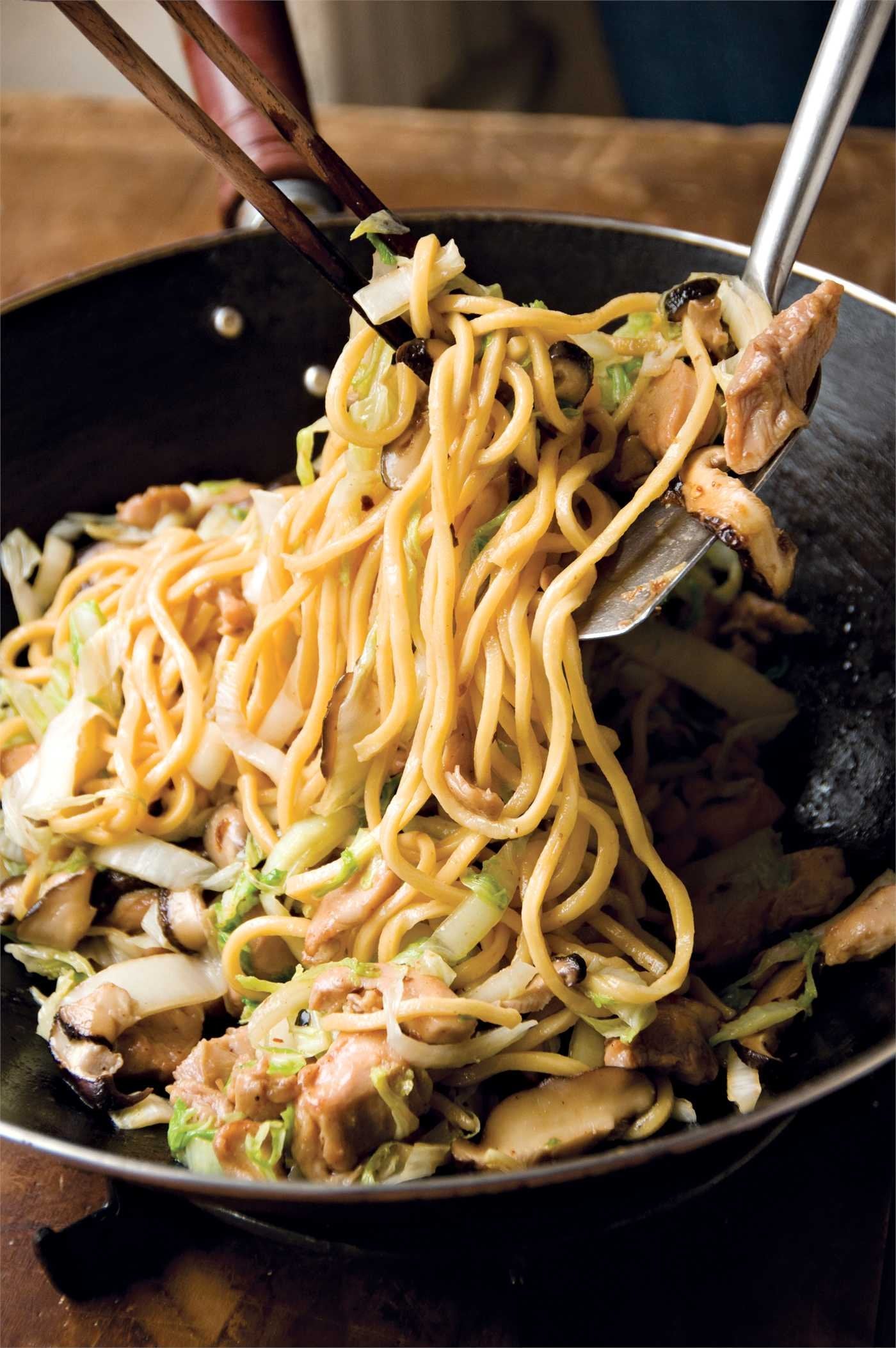Stir-Frying to the Sky's Edge: The Ultimate Guide to Mastery, with Authentic Recipes and Stories (Grace Young)