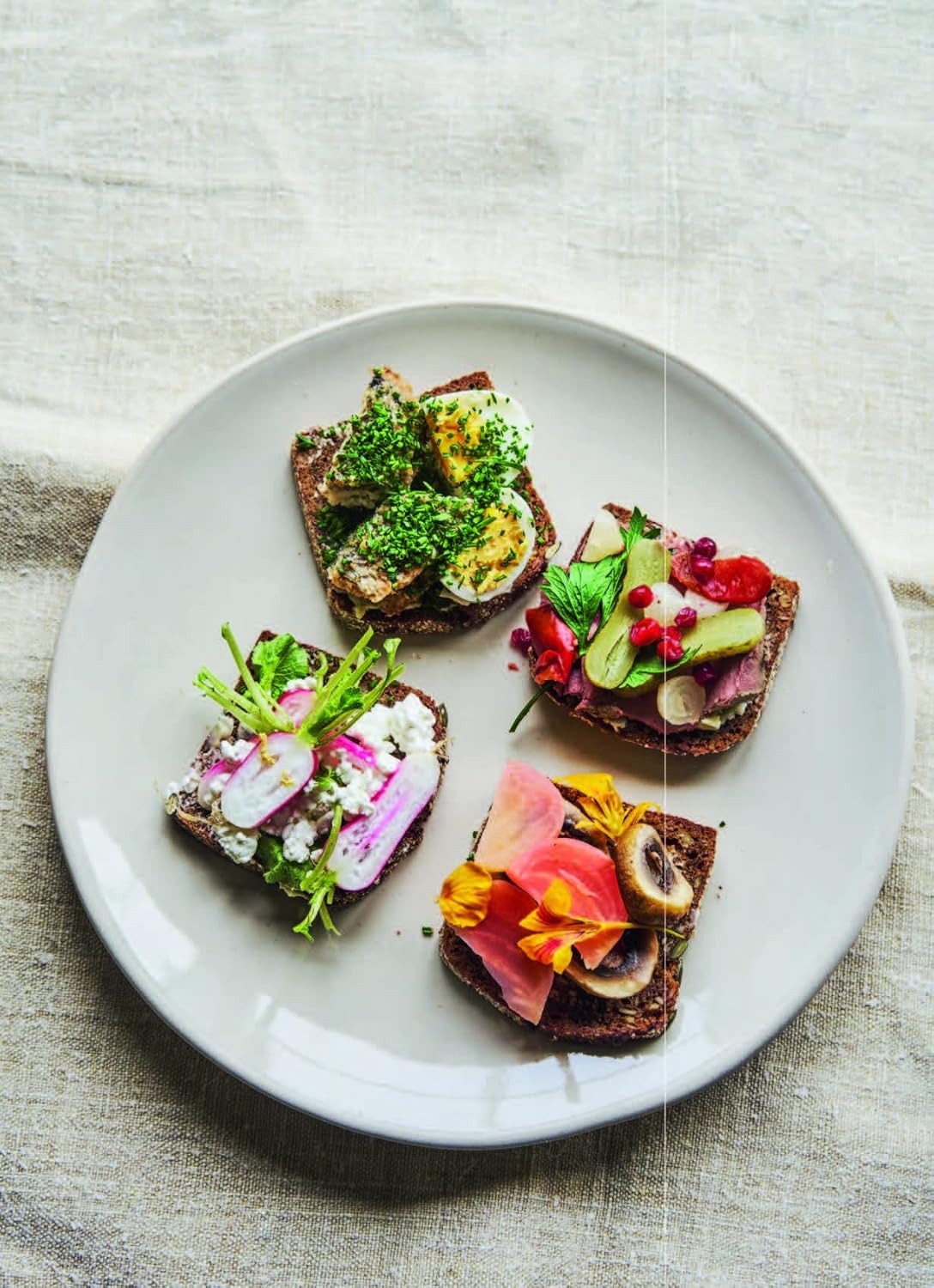 The Swedish Cookbook: Lagom Flavors for the Modern Kitchen (Niklas Ekstedt)