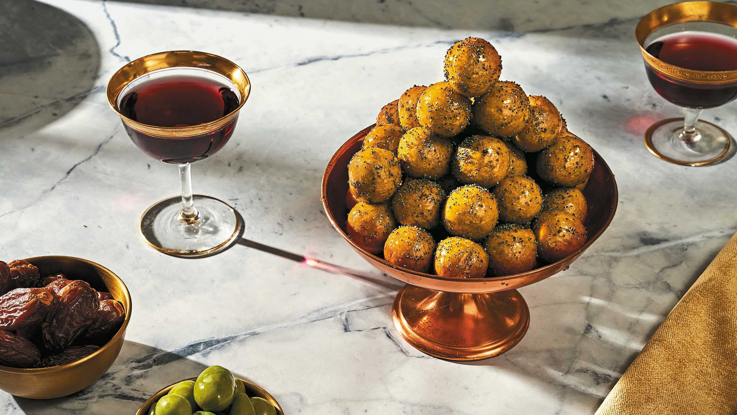 Tasting History: Explore the Past through 4,000 Years of Recipes (Max Miller, Ann Volkwein)