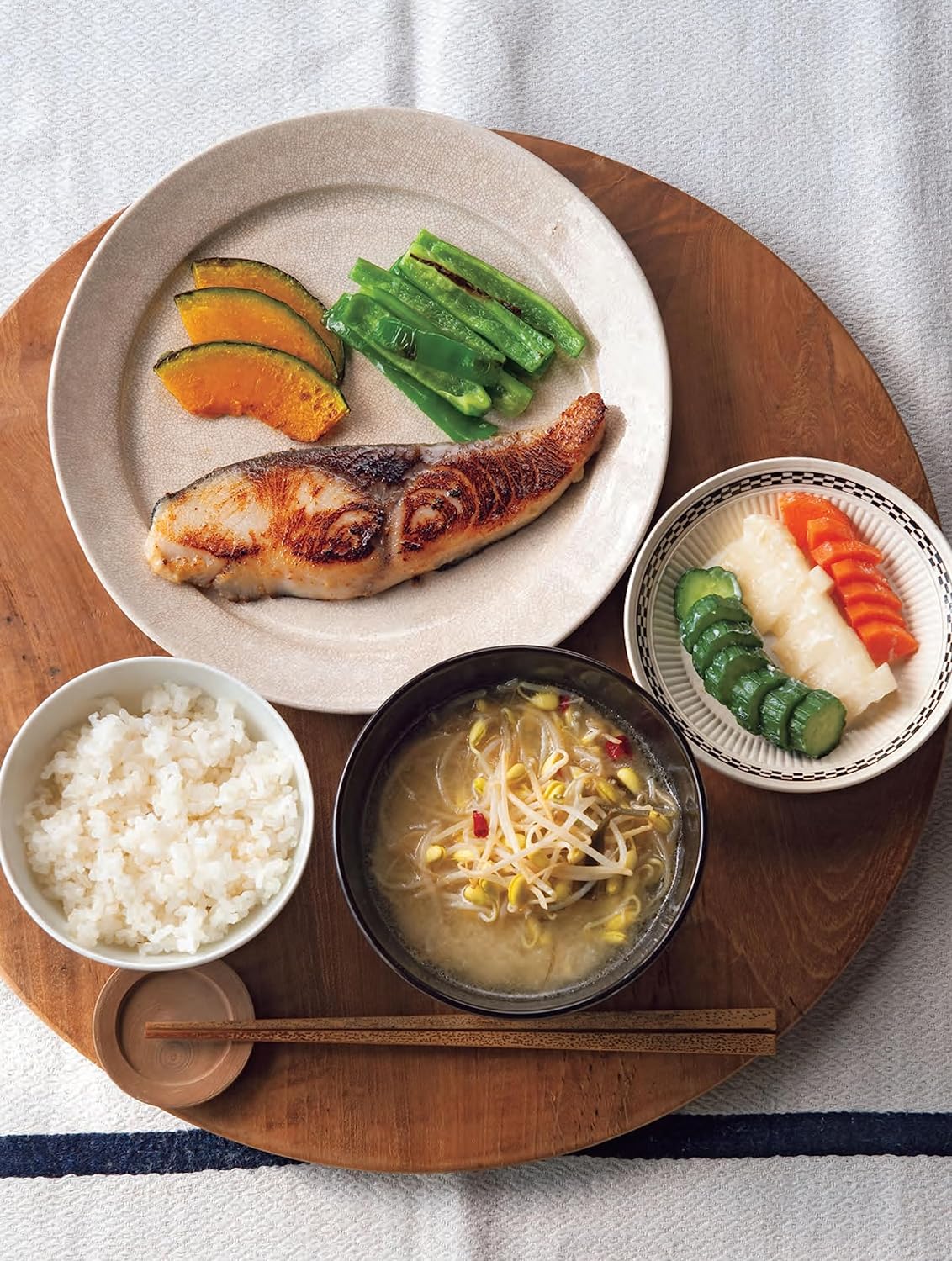 A Beginner's Guide to Japanese Fermentation: Healthy Home-Style Recipes Using Shio Koji, Amazake, Brown Rice Miso, Nukazuke Pickles & Much More! (Hiroko Shirasaki)