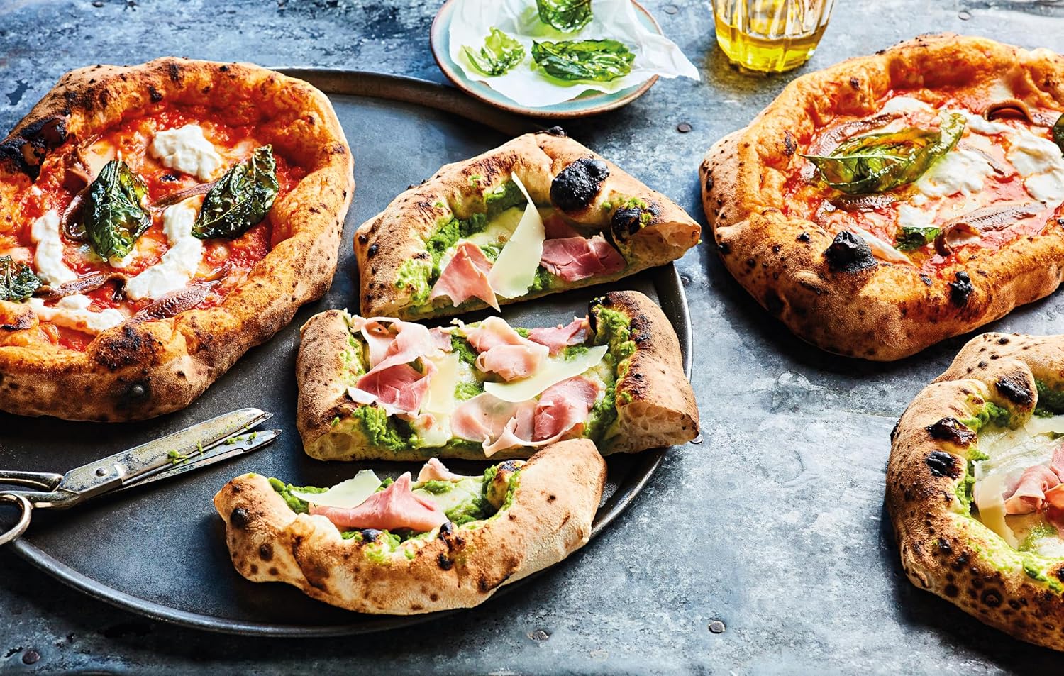 Napoli on the Road: Classic & seasonal recipes for Neapolitan-style Pizza plus antipasti, desserts & drinks (Michele Pascarella)