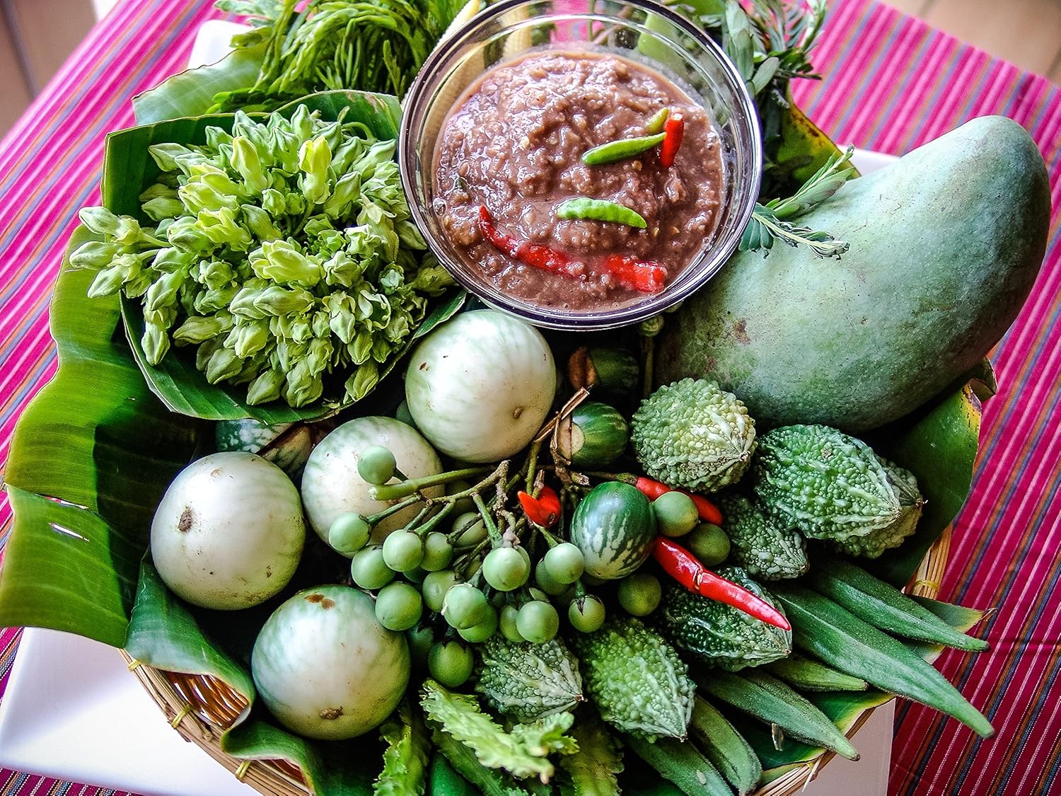 (*NEW ARRIVAL*) (Thai) Carole Mason. Mae's Ancient Thai Food: The recipes of Gobgaew Najpinij. *Signed*