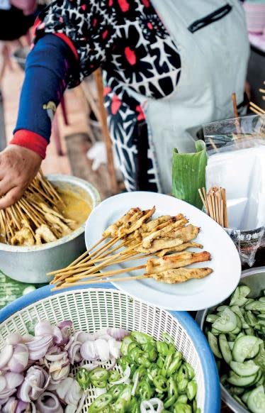 Thailand's Best Street Food: The Complete Guide to Streetside Dining in Bangkok, Phuket, Chiang Mai and Other Areas (Chawadee Nualkhair)